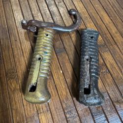 2 POIGN&Eacute;ES DE SABRE BA&Iuml;ONNETTE 1866