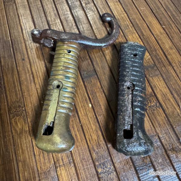 2 POIGN�ES DE SABRE BA�ONNETTE 1866