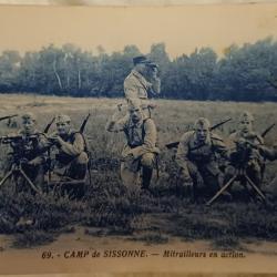 Carte postale Camp de Sissonne. Mitrailleurs en action