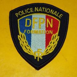 ECUSSON TISSU : POLICE NATIONALE , DFPN FORMATION AVEC VELCRO AU DOS  , ETAT NEUF VOIR PHOTOS  . POU