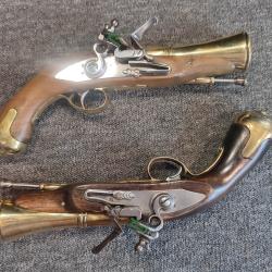 Paire de pistolets tromblon à silex de marine tout en laiton bois et acier