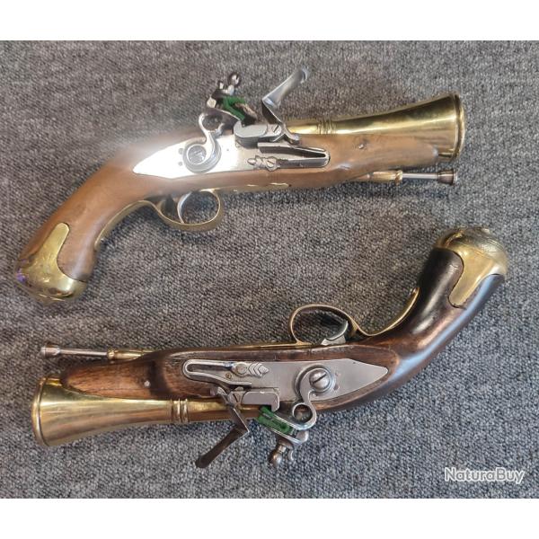 Paire de pistolets tromblon  silex de marine tout en laiton bois et acier