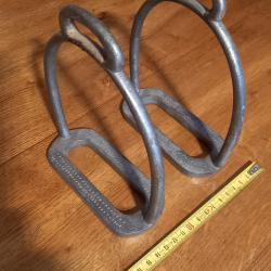 Paire d'etriers réglementaires anciens