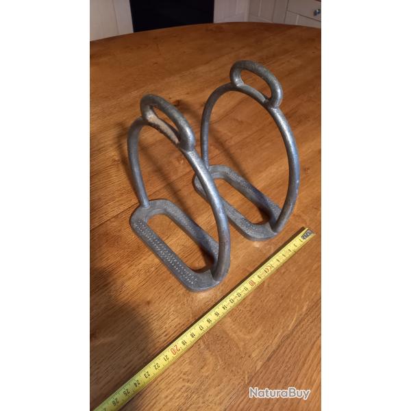 Paire d'etriers rglementaires anciens