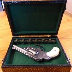 TRES BEAU COFFRET D'OCCASION TB.ETAT POUR REVOLVER CAL: 38//9mm auto// 380 bull-dog + RAMPE 12 TROUS