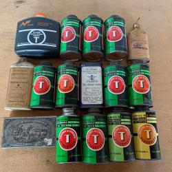 Gros lot de boîtes vides.