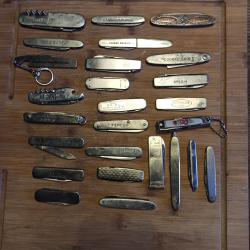 Lot indissociable de 26 petits couteaux pliants divers publicitaires voir photos