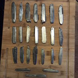 Lot indissociable de 24 petits couteaux pliants divers en métal - voir photos