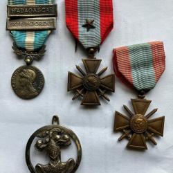 Lot de 4 Insignes-M&eacute;dailles militaires coloniaux