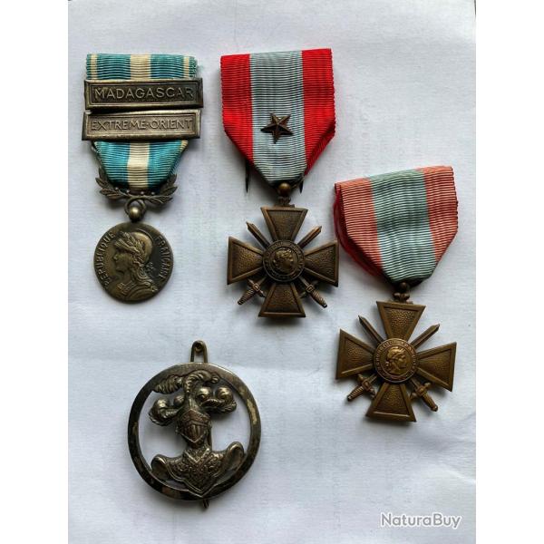 Lot de 4 Insignes-M�dailles militaires coloniaux