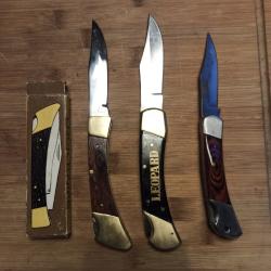 Lot indissociable de 3 couteaux pliants bois et laiton avec verrou, LEOPARD, HERBERTZ...