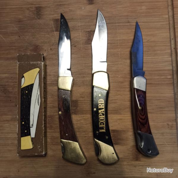 Lot indissociable de 3 couteaux pliants bois et laiton avec verrou, LEOPARD, HERBERTZ...