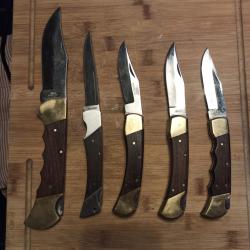 Lot indissociable de 5 couteaux pliants bois et laiton avec verrou, grands modèles