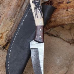 Couteau de Chasse Damas Lame 256 Couches Manche OS Scrimshaw Cerf Deer Fabr Artisanale Etui Simili01