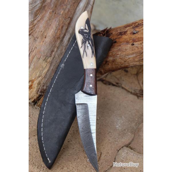 Couteau de Chasse Damas Lame 256 Couches Manche OS Scrimshaw Cerf Deer Fabr Artisanale Etui Simili01