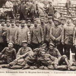 CPA -Photo - Un Groupe Soldats  Prisonnier Allemands - N&deg;4319