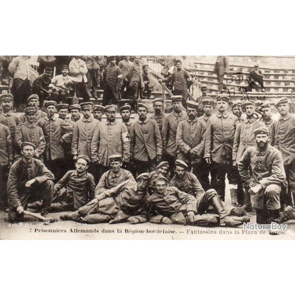 CPA -Photo - Un Groupe Soldats  Prisonnier Allemands - N�4319