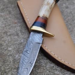 Couteau Damas Lame 256 Couches Lame Drop Point Manche Bois de Cerf Fab Artisanale Etui Simili Cuir