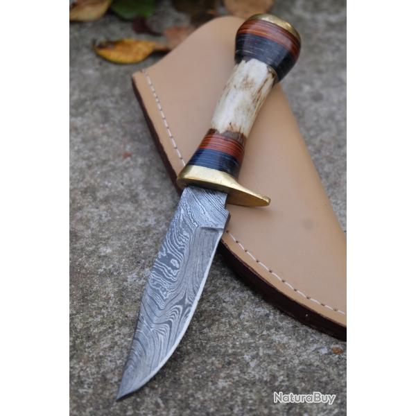 Couteau Damas Lame 256 Couches Lame Drop Point Manche Bois de Cerf Fab Artisanale Etui Simili Cuir