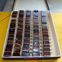 RADIO : BOITE DE 78 QUARTZ POUR APPAREIL  RADIO U.S BC 620 ,PLUSIEURS FABRICANTS, POIDS TOTAL 2 KILO