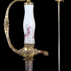 N71 - Epée de cour de page à poignée en porcelaine