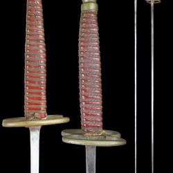 N84 - Paire de fleurets XVIIIe ou d&eacute;but XIXe &agrave; poign&eacute;e reli&eacute;e de cuir rouge