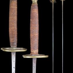 N85 - Paire de fleurets XVIIIe ou d&eacute;but XIXe &agrave; poign&eacute;e reli&eacute;e de cuir brun