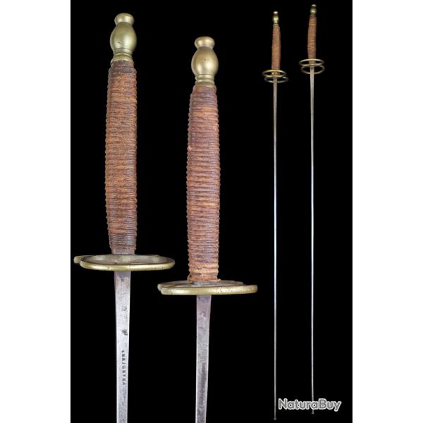 N85 - Paire de fleurets XVIIIe ou d�but XIXe � poign�e reli�e de cuir brun