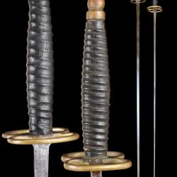 N86 - Paire de fleurets XVIIIe ou d&eacute;but XIXe &agrave; poign&eacute;e reli&eacute;e de cuir noir