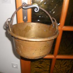 chaudron en cuivre jaune et ustensiles en cuivre rouge , poids environ 2 kilo , hauteur 14 cm dia 25