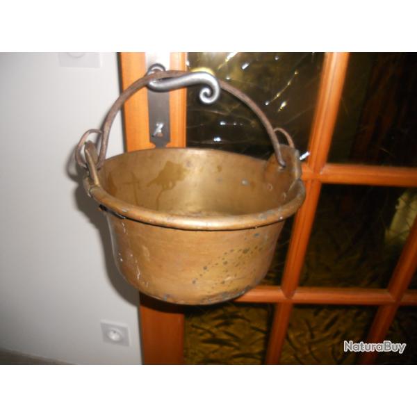 chaudron en cuivre jaune et ustensiles en cuivre rouge , poids environ 2 kilo , hauteur 14 cm dia 25