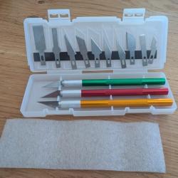 CUTTERS DE PRECISION 3 MANCHONS EN ALUMINIUM COULEUR + 13 LAMES DANS UN COFFRET SOLIDE ET EFFICACE