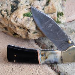 Beau Couteau Damas Lame Drop Point 128 Couches Manche Bélier & Résine Fabric Artisanale Linerlock 00