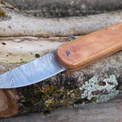 Couteau Piémontais Manche Bois Olivier Lame Acier Damas 128 Couches Trailing Point Fabr Artisanale01