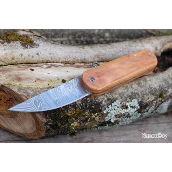 Couteau Pimontais Manche Bois Olivier Lame Acier Damas 128 Couches Trailing Point Fabr Artisanale01
