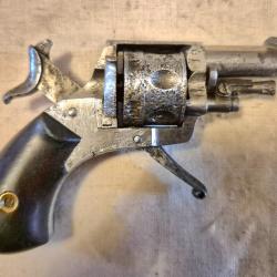 Minuscule revolver 5.5 percussion annulaire SAINT ETIENNE. A réviser bien lire l'annonce.