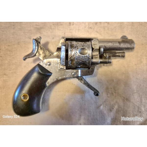 Minuscule revolver 5.5 percussion annulaire SAINT ETIENNE. A rviser bien lire l'annonce.
