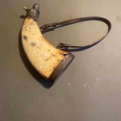 une poire &agrave; poudre fin XIX si&egrave;cle en corne et laiton ( ma r&eacute;f : 591 &sect;&sect; )