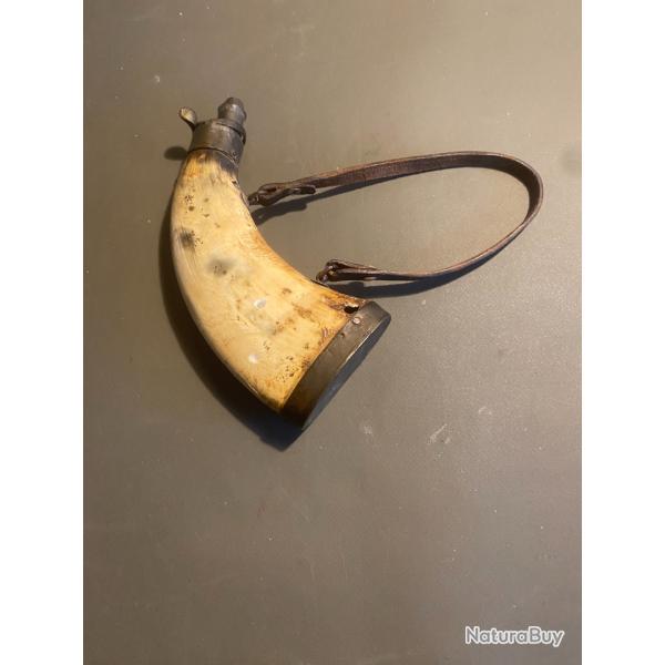 une poire � poudre fin XIX si�cle en corne et laiton ( ma r�f : 591 �� )