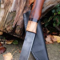 Puukko XXL Couteau Damas Lame Drop Point Acier Carbone 1075 Manche Bois Rose Fabr Artisan Etui Cuir