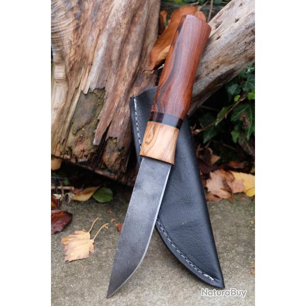 Puukko XXL Couteau Damas Lame Drop Point Acier Carbone 1075 Manche Bois Rose Fabr Artisan Etui Cuir
