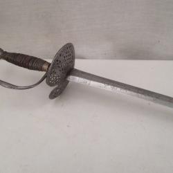 épée S F  long . 95 cm -  italienne  marquage illisible  lame 77 cm sur 2,5