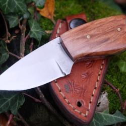 Couteau de Cou Lame Acier Carbone 1055 Manche Bois Etui Cuir Fabric Artisanale