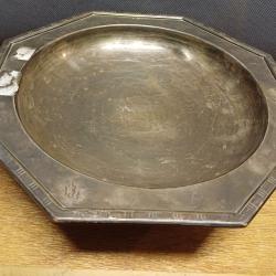 Tr&egrave;s ancienne coupe &agrave; fruits en m&eacute;tal argent&eacute;