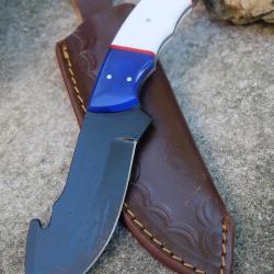 Couteau de Chasse à dépecer Crochet Lame Acier Carbone 1055 Black Manche Résine Etui Cuir Artisanat
