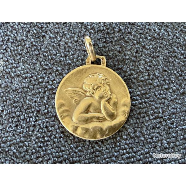 Pendentif or massif 18 carats - m�daille religieuse - ange putti Rapha�l
