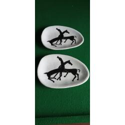 Rare paire d'assiettes de l'abbaye de Wisques à décor de chevaux