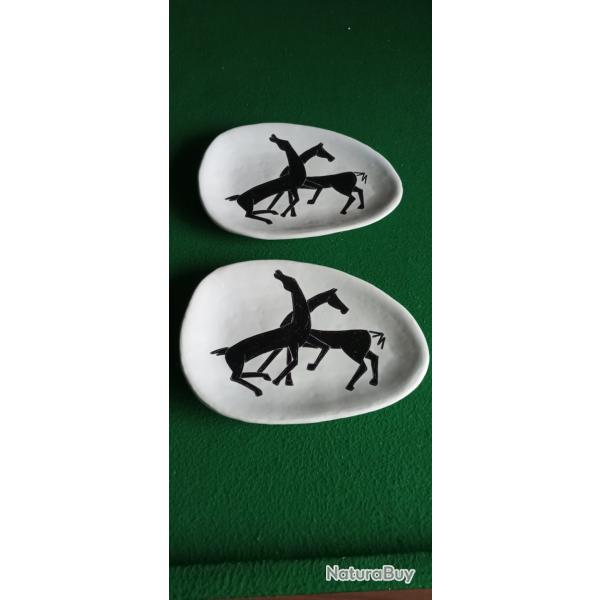 Rare paire d'assiettes de l'abbaye de Wisques  dcor de chevaux