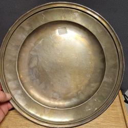 Tr&egrave;s ancien plateau rond / grande assiette en m&eacute;tal argent&eacute; - LADERIER - 30 cm