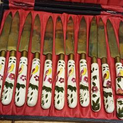 Ancien et rare service de 12 couteaux à fruit en porcelaine UCHATIUS BRONCE